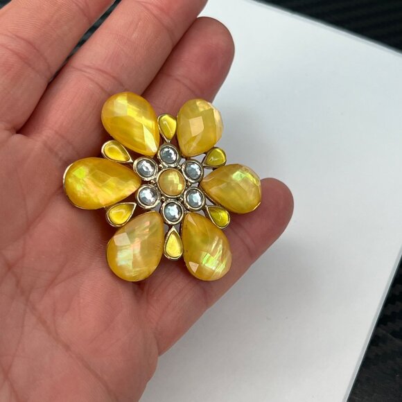 Vintage Trifari Yellow Faceted & Clear Acrylic Flower Gold Tone Brooch - Picture 8 of 10